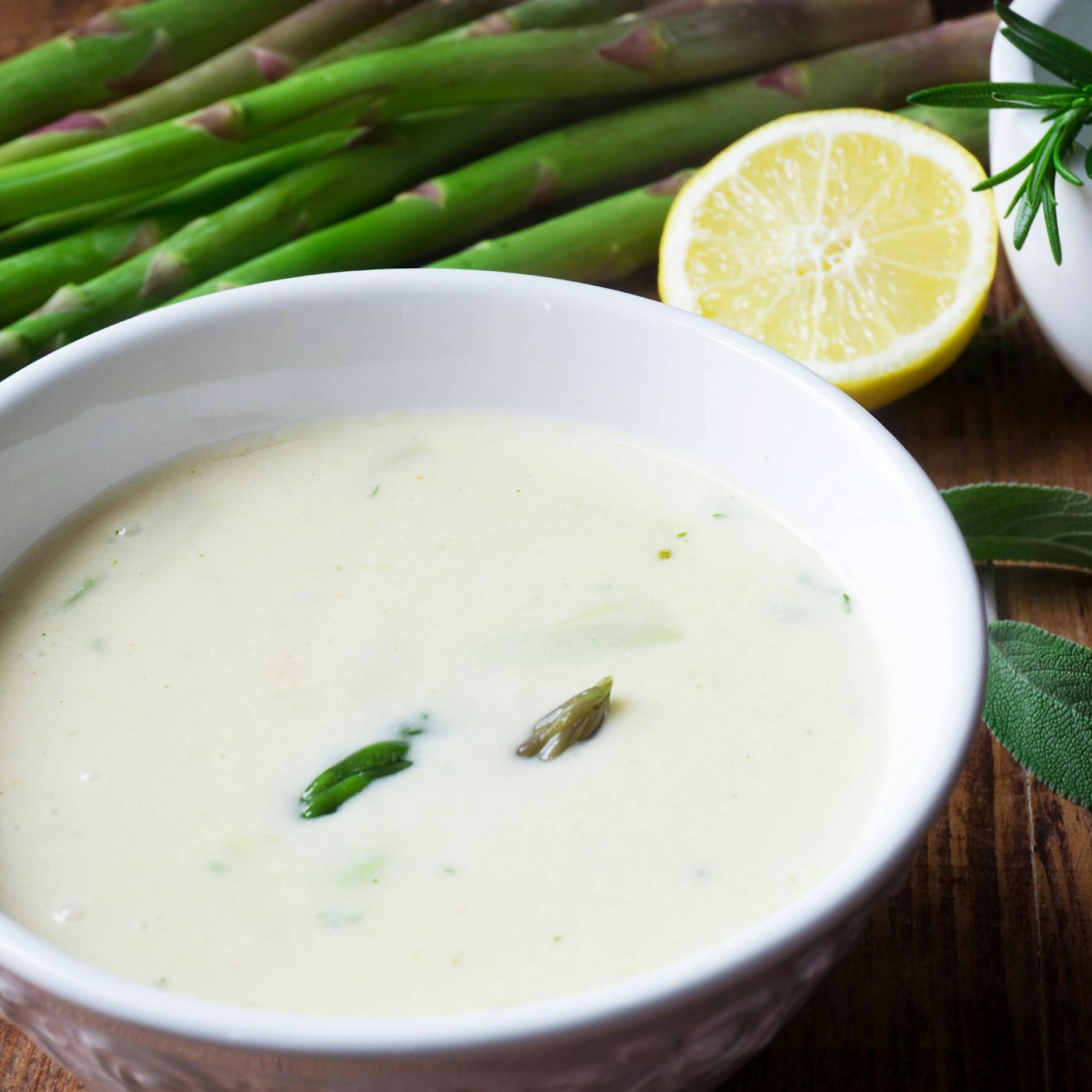 Geniales Rezept für cremige Spargel-Suppe – ganz ohne lästiges Schälen