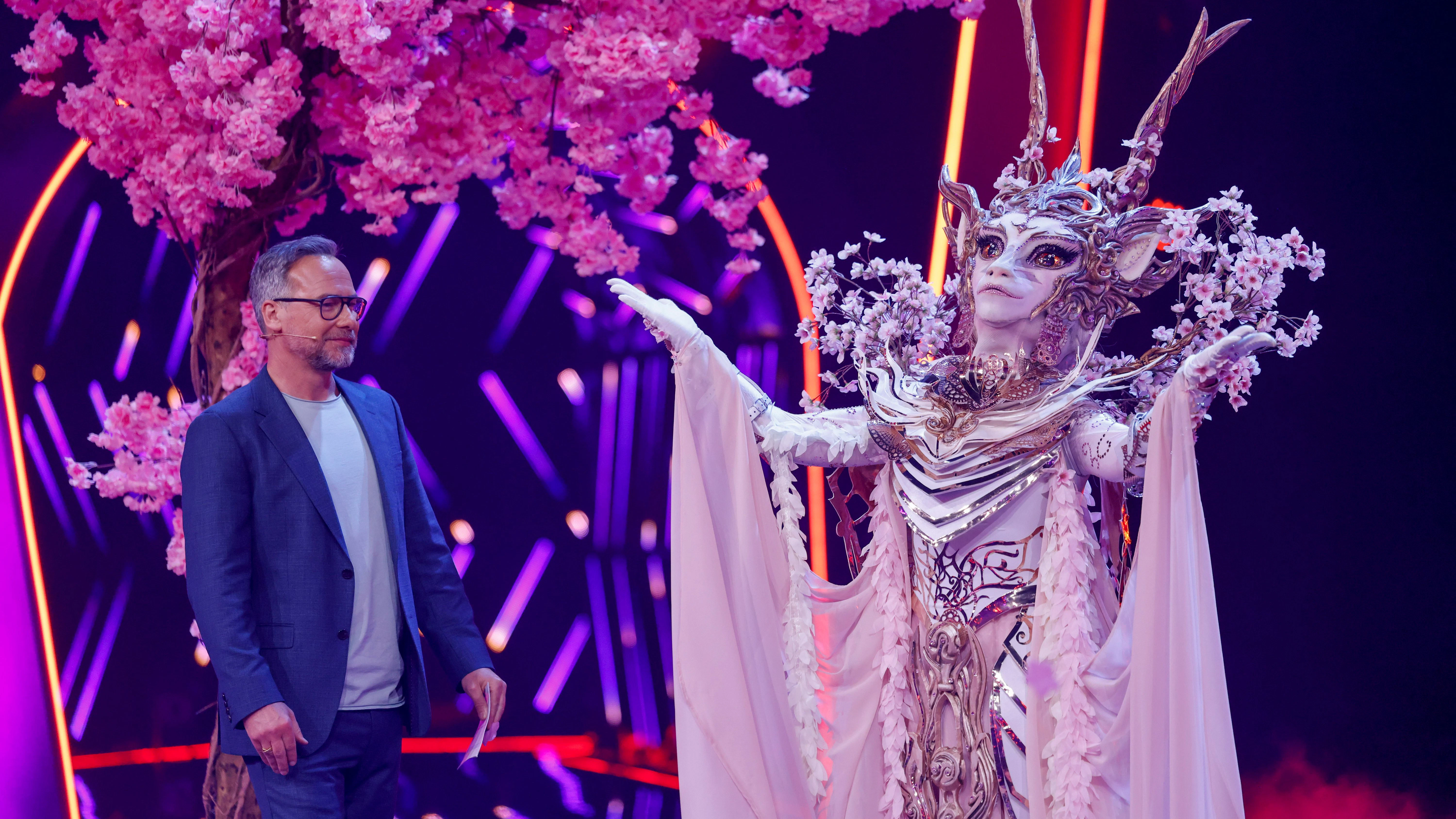 Elgonia mit Moderator Matthias Opdenhövel auf der Bühne von „The Masked Singer“.