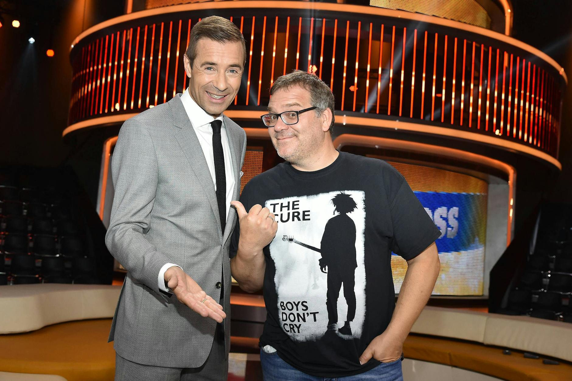 Kai Pflaume und Elton kennen sich von ihrer gemeinsamen Arbeit bei der ARD-Show „Wer weiß denn sowas?“.
