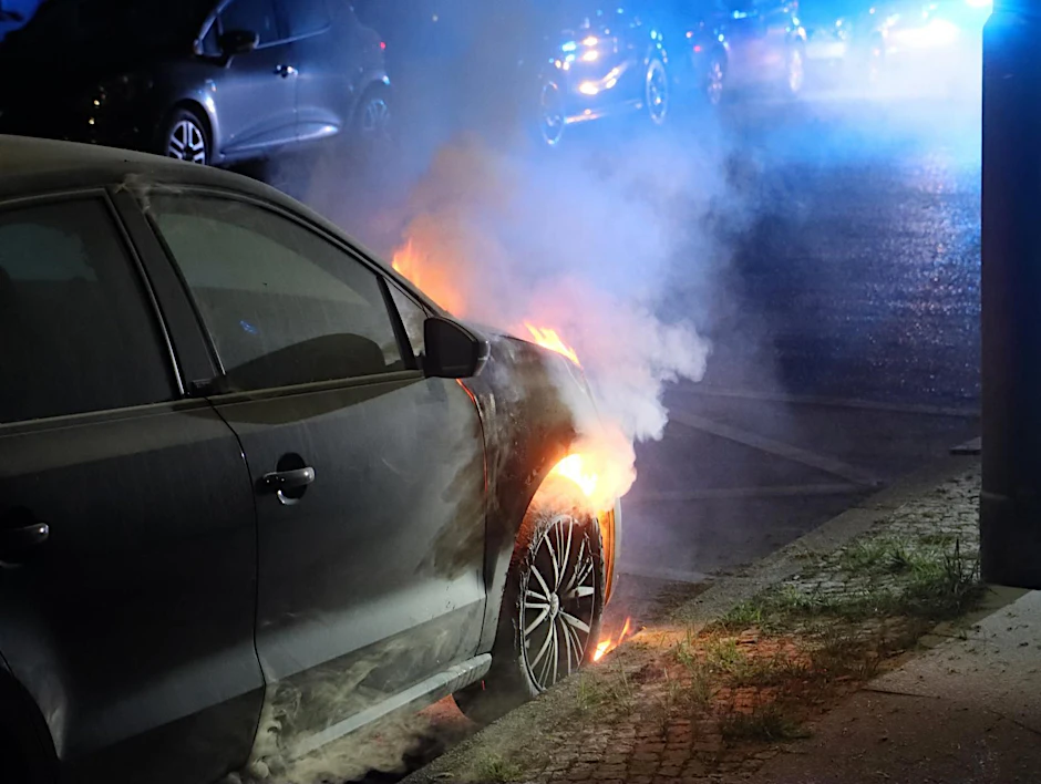Der Brand entstand am rechten Vorderreifen des VW Polo.