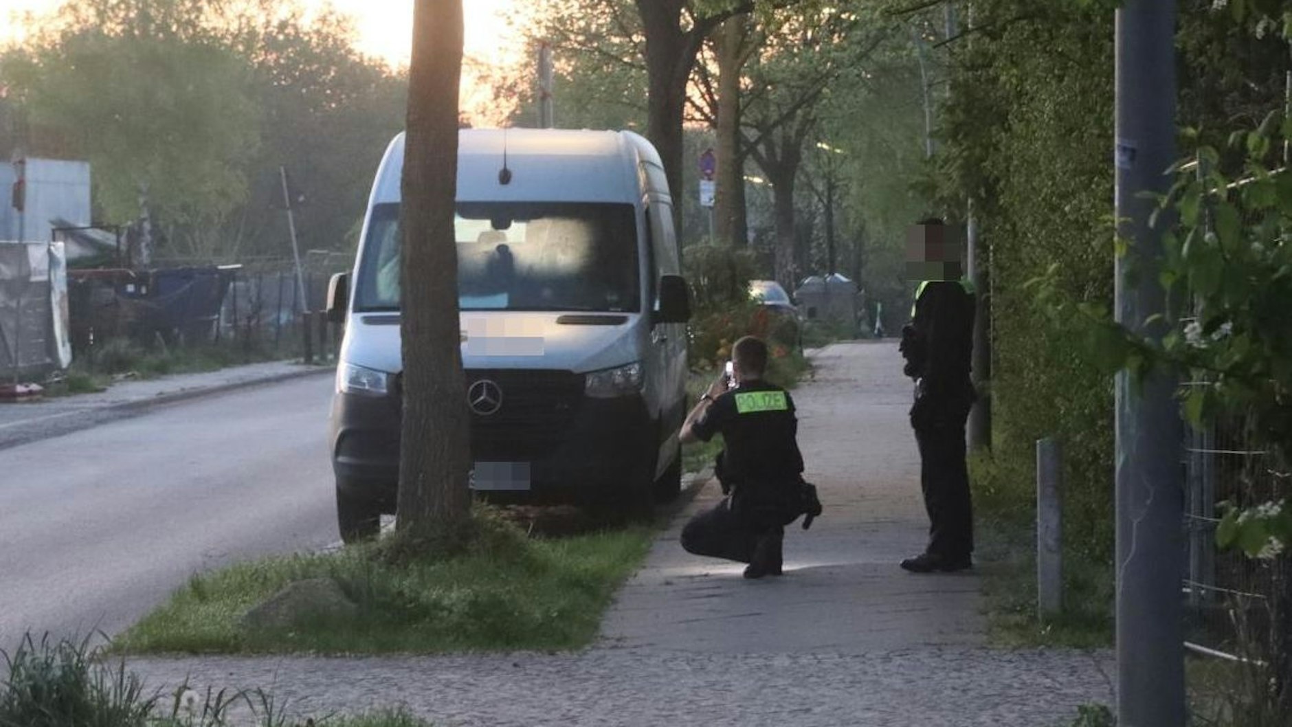 Polizei bei der Spurensicherung am Transporter.