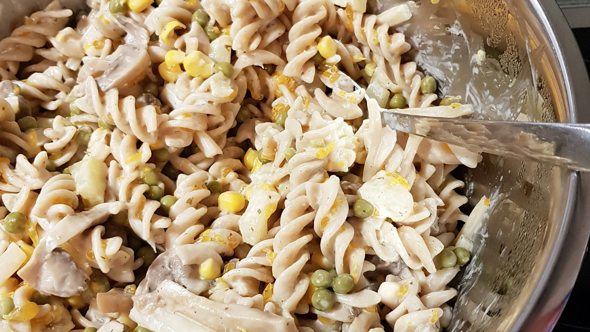 Leckerer Nudelsalat mit Fleischwurst, Käse und Mayonnaise ist der Klassiker auf dem Grill-Buffet - und das Rezept ist wirklich einfach!