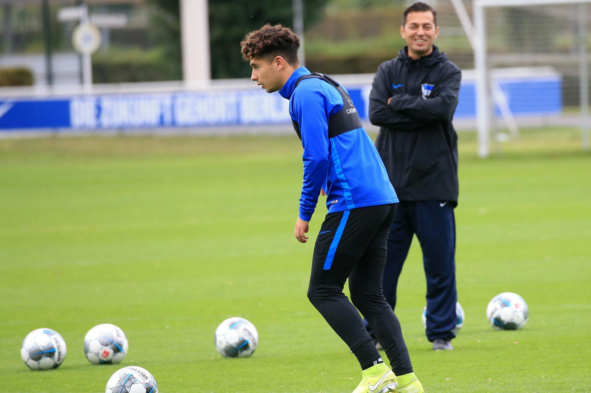Vater und Sohn: Ante Covic (r., 48) trainierte 2019 kurzzeitig die Profis von Hertha BSC und momentan die U16. Patrices Bruder Maurice (25) ist bei der U23 Stammspieler.