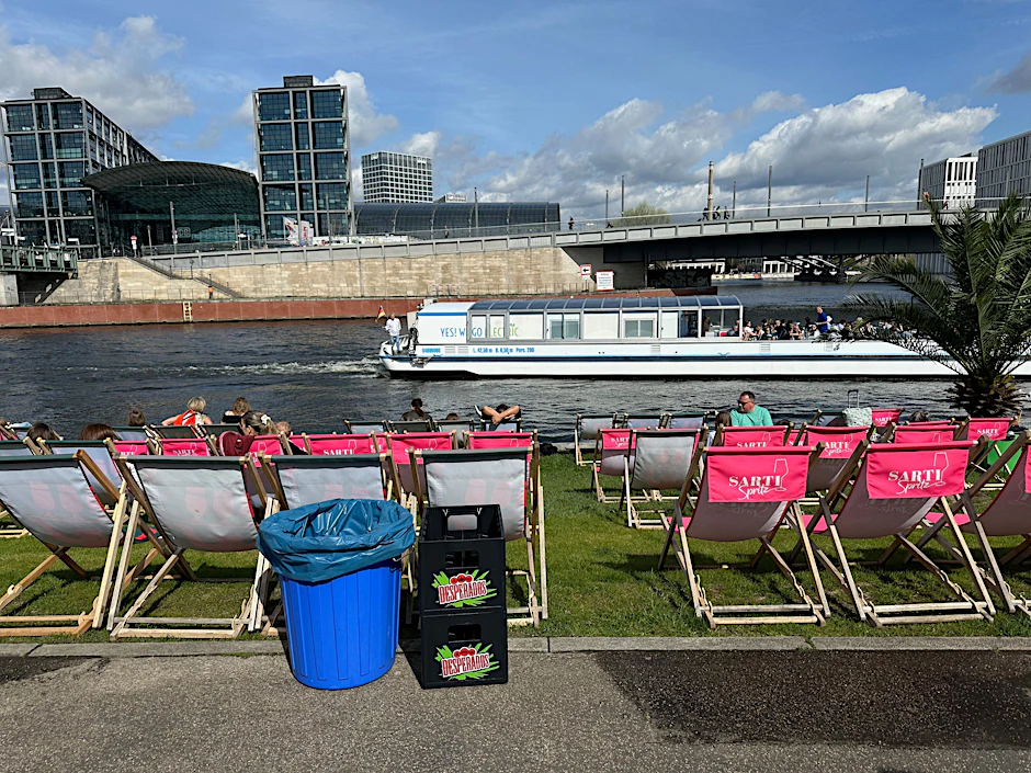 Hauptsache billig: Ein Gestaltungskonzept gibt es am Capital Beach in Mitte nicht. Immerhin sind die Palmen echt.&nbsp;