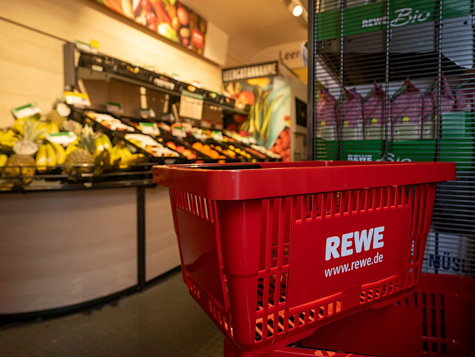 ILLUSTRATION - Das Logo der Supermarktkette Rewe.  