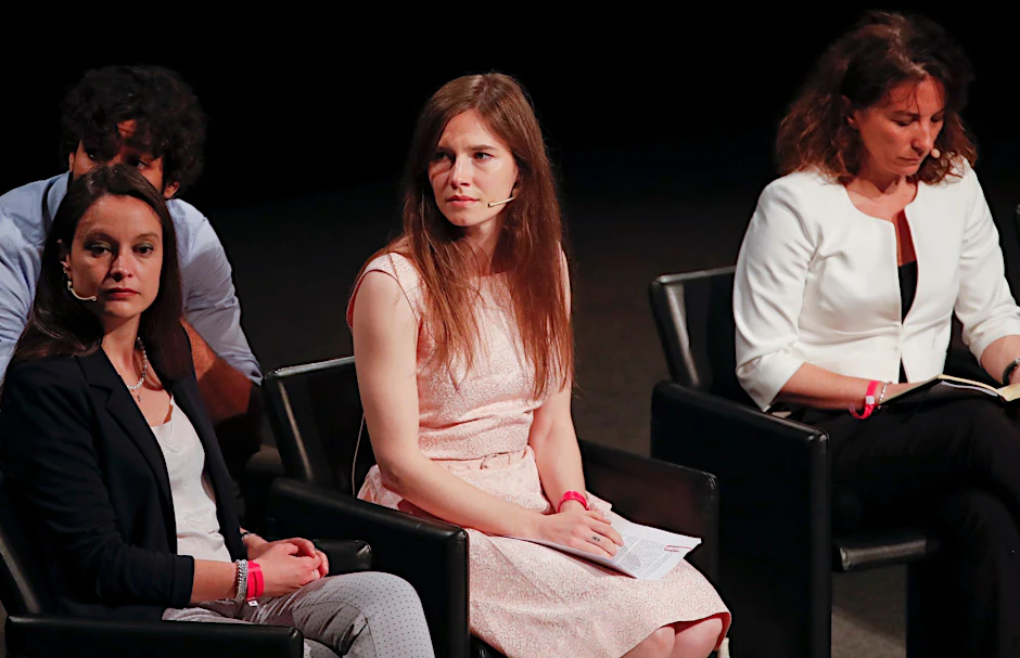 ARCHIV - Die US-Amerikanerin Amanda Knox (m.) 2019 bei einem Kongress zu Justizirrtümern in Modena.  