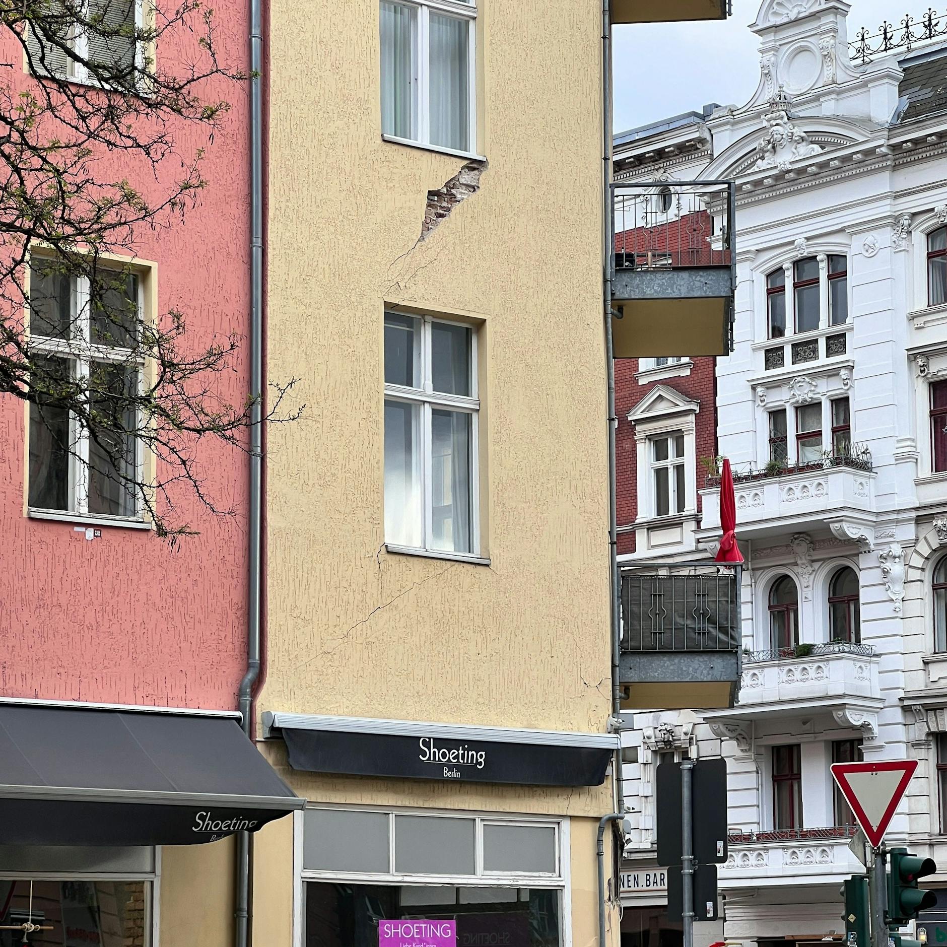 Ein Wohnhaus in der Grunewaldstraße in Schöneberg ist einsturzgefährdet. Alle Mieter wurden evakuiert.