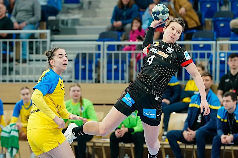 ARCHIV - Der Einsatz von Nationalspielerin Alina Grijseels beim Olympia-Qualifikationsturnier ist nicht sicher.  