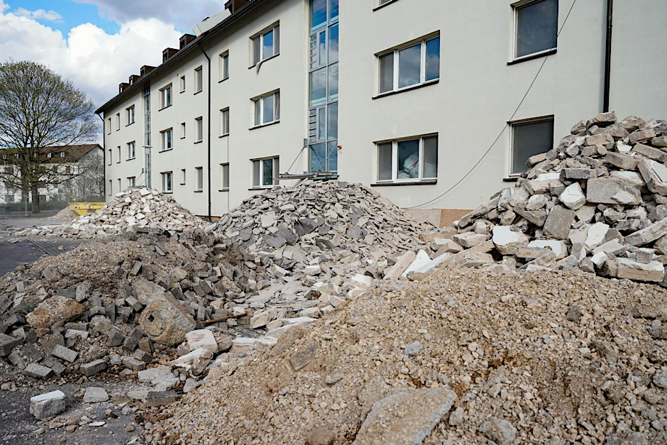 PRODUKTION - Der Bauschutt vor einem ehemaligen Wohnhaus im Patrick-Henry-Village in Heidelberg ist bereits vorsortiert.  