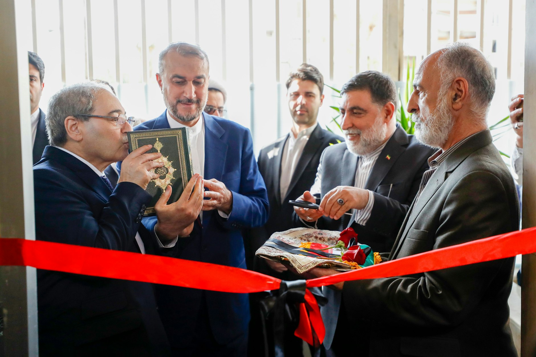 Faisal Mekdad (l), staatsminister voor Syrië, is een voorbeeld van de Korans, vergezeld door Hussein Amirabdollahian (2.fl), staatsminister voor Iran, in de Eröffnungszeremonie des nieuwe Iraanse Konsulatsgebäudes teilnimmt.