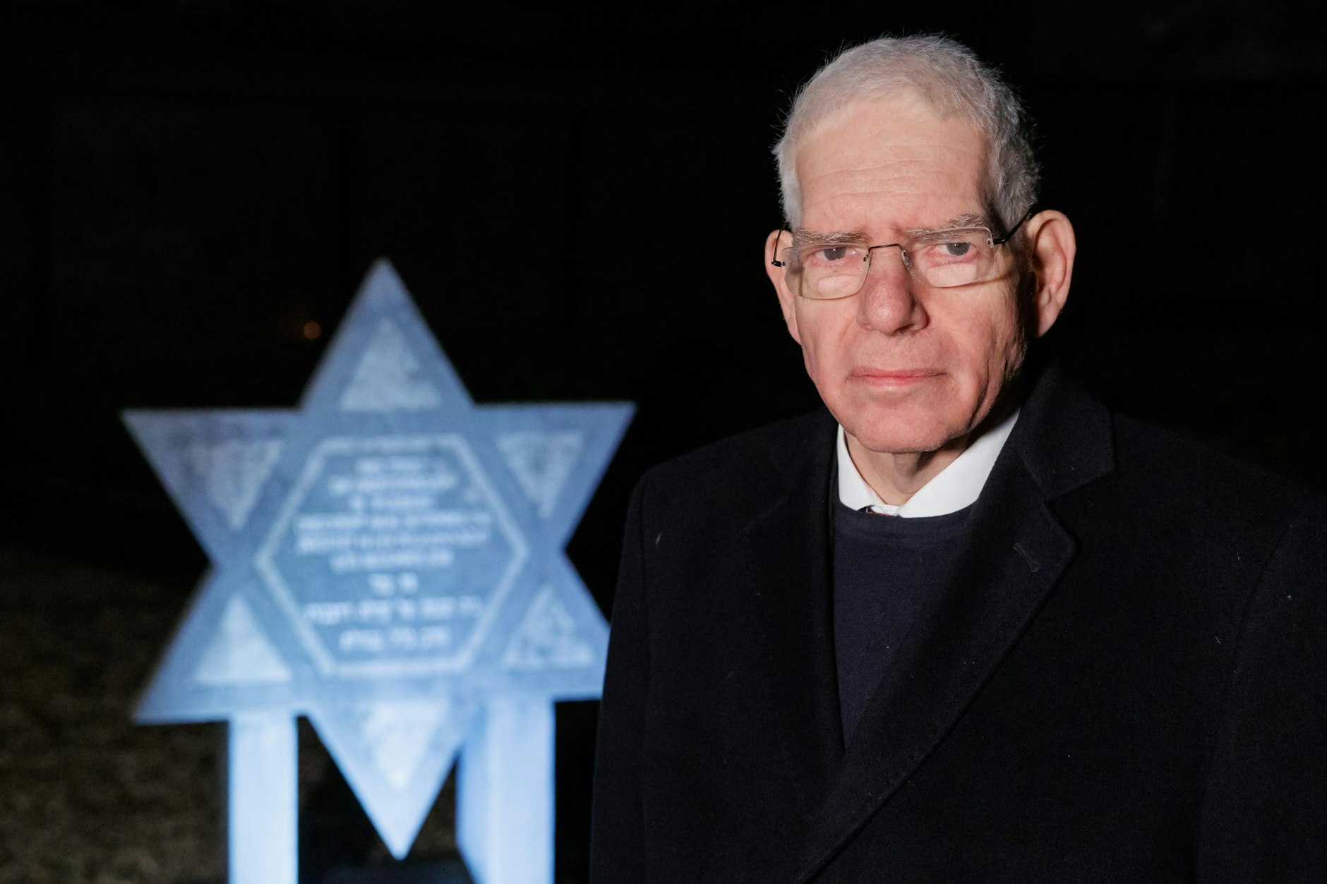 ARCHIV - Josef Schuster, Präsident des Zentralrats der Juden in Deutschland, steht vor einem Gedenkstein am ehemaligen Standort der Würzburger Hauptsynagoge.  