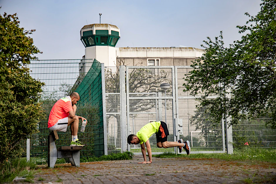 Sisi (l.) und Brandy (r.) nach ihrem Lauftraining in der JVA Plötzensee. Die beiden wollen am Berliner Gefängnislauf Ende April teilnehmen.