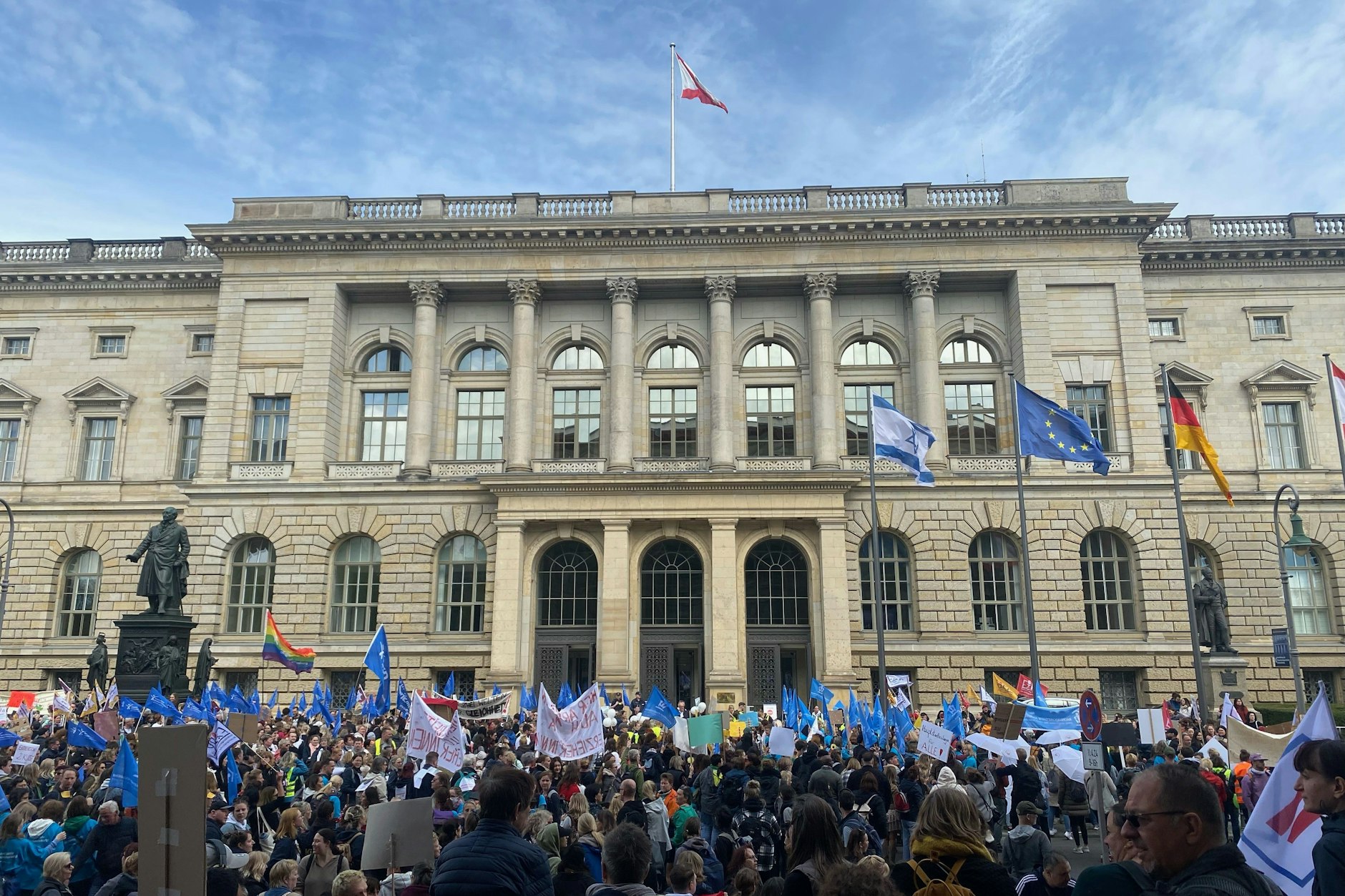 Vor dem Berliner Abgeordnetenhaus wurde am Donnerstag in Berlin gegen die Streichung einer Zulage demonstriert.