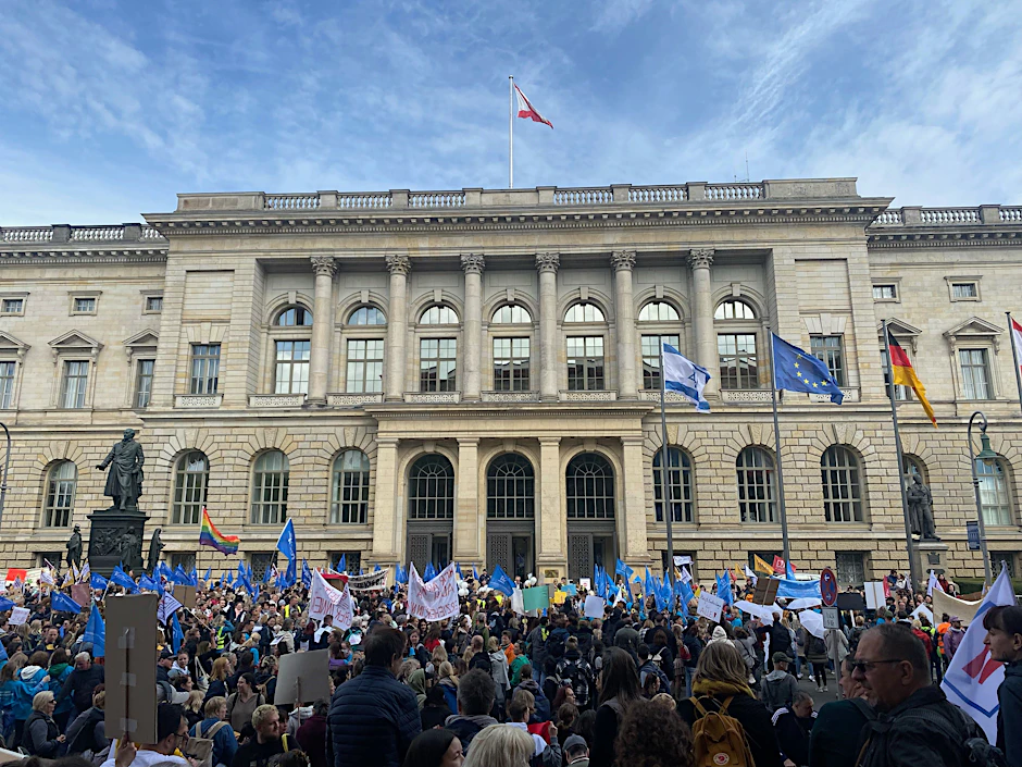 Vor dem Berliner Abgeordnetenhaus wurde am Donnerstag in Berlin gegen die Streichung einer Zulage demonstriert.