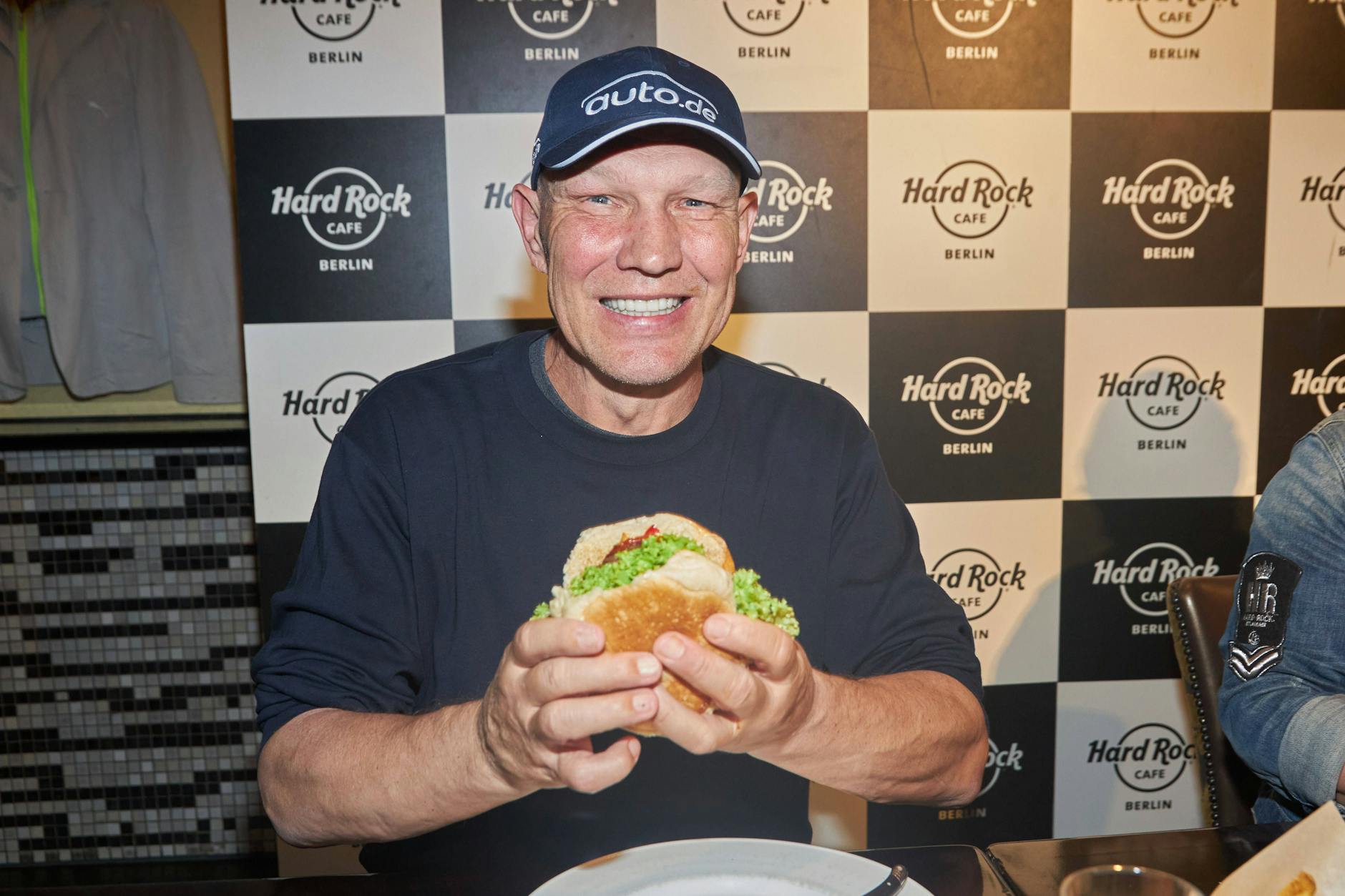 Axel Schulz gönnt sich Fast Food in Maßen.