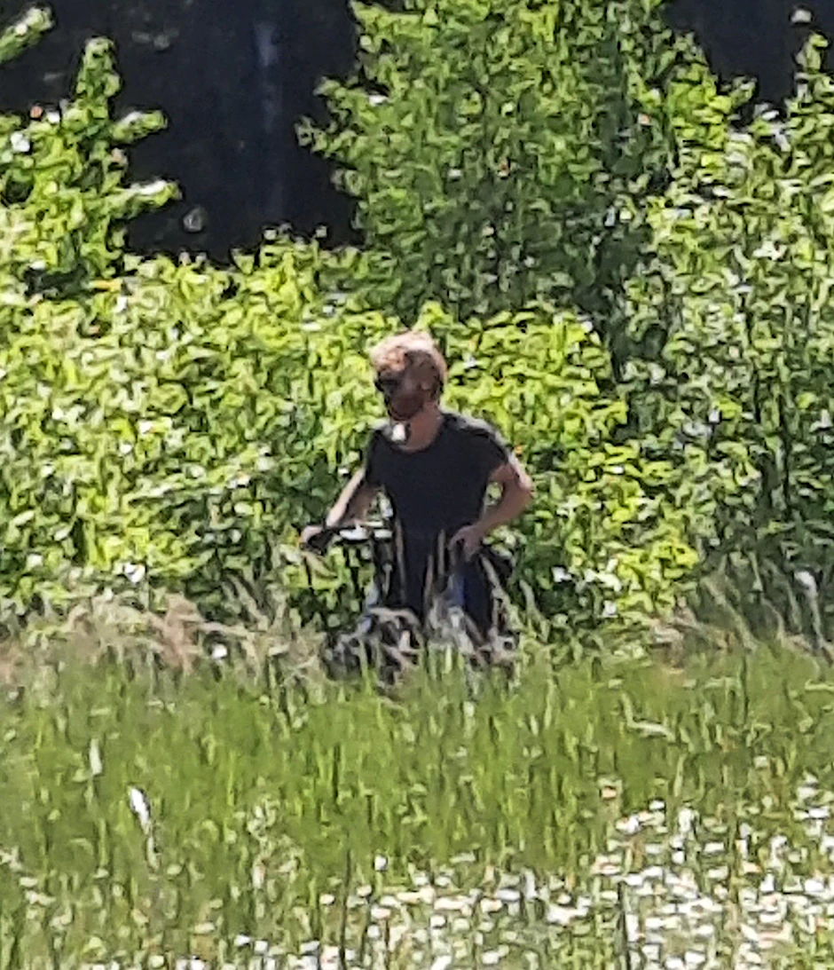 Mit diesem Fahndungsbild hofft die Polizei, den Verdächtigen zu ermitteln. Er soll an einem Hochspannungsmast gesägt haben.