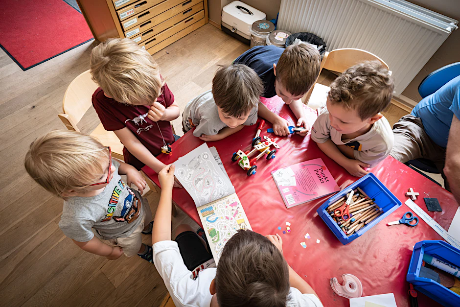 Kita- und Schulfördervereine aus Berlin und Brandenburg können sich ab sofort mit ihren Demokratieprojekten für den Förderpreis „Verein(t) für gute Kita und Schule“ 2024 bewerben.