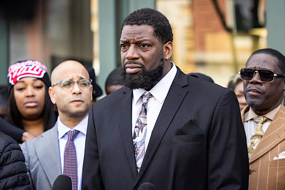 Flankiert von Familienmitgliedern, Anwälten und Unterstützern spricht Dexter Reed Sr. zu Reportern vor dem Hauptquartier des Civilian Office of Police Accountability. Sein Sohn wurde bei einer Verkehrskontrolle durch die Polizei von Chicago erschossen.  P/dpa