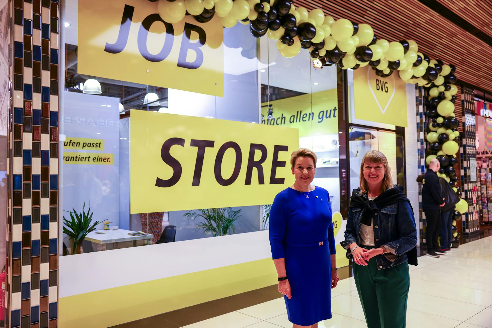 De BVG sucht Personal - en geht ungewöhnliche Wege.  In april presenteerden BVG Personal Leader Jenny Zeller (r.) en Business Senator Franziska Giffey (SPD) de Job Store in de Mall of Berlin.