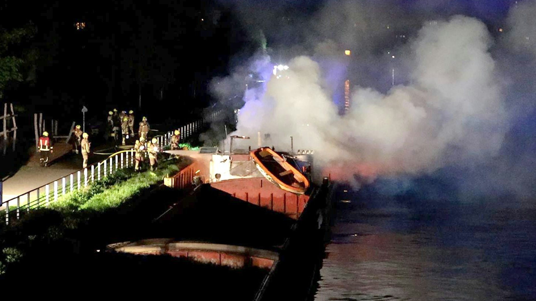 Die Löscharbeiten am brennenden Lastkahn dauerten mehrere Stunden.