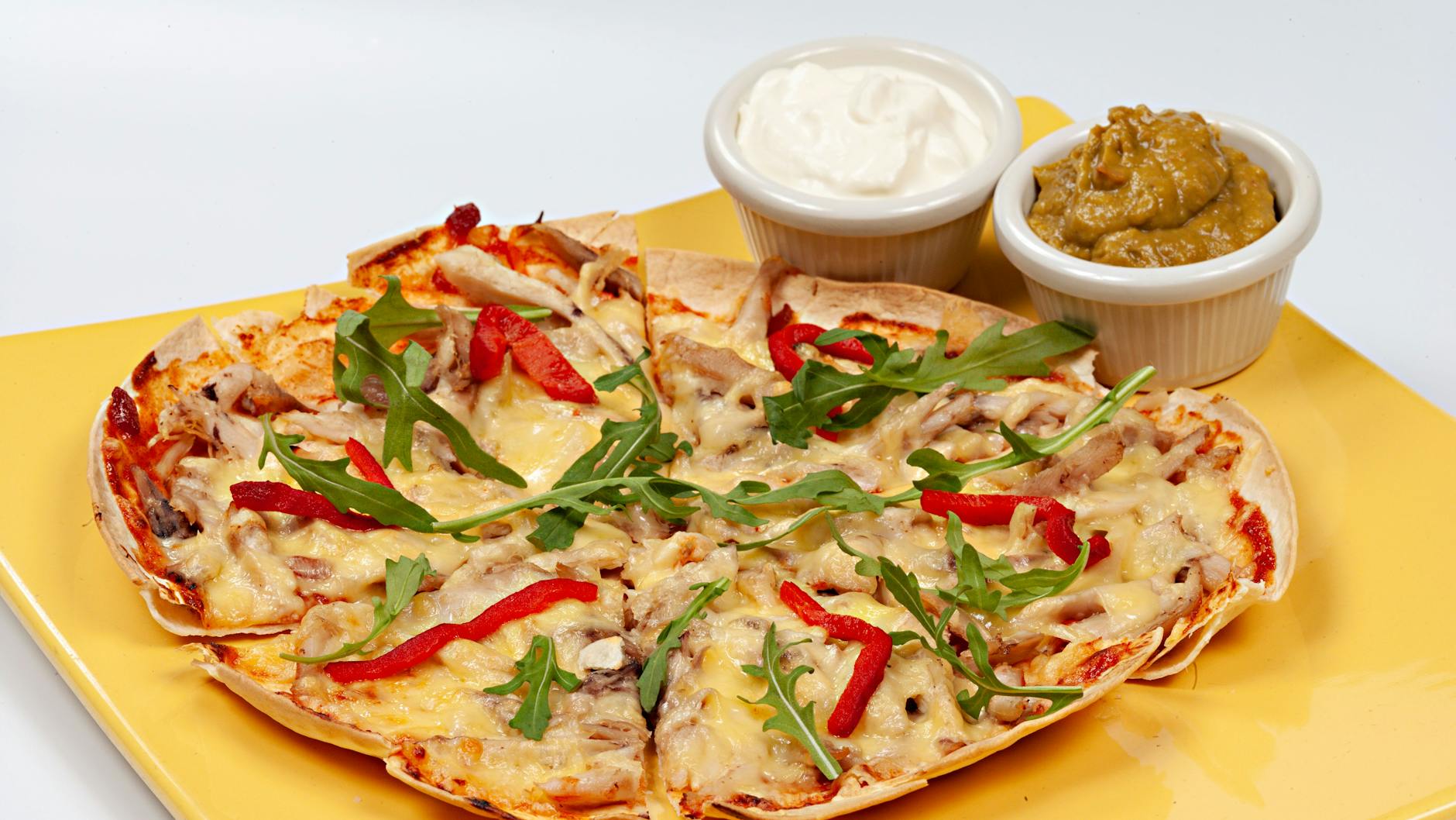 Wrap-Pizza aus der Heißluftfritteuse lässt sich beliebig variieren und schmeckt auch super mit cremigen Dips.