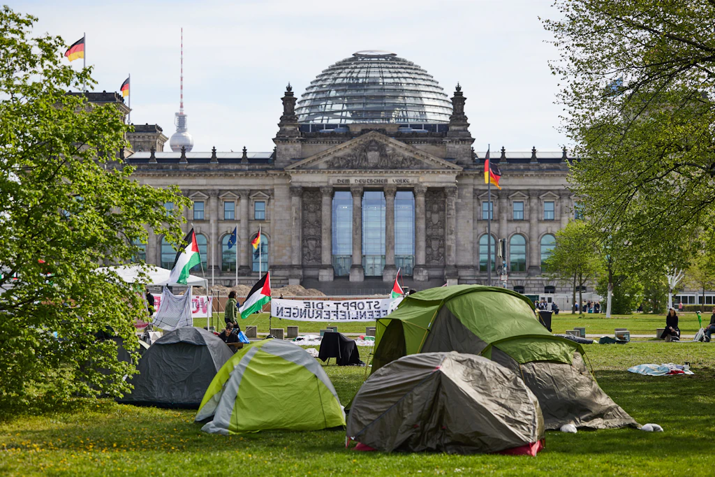 Propalästinensisches Protestcamp vor Bundestag: Erster Angriff auf Polizei