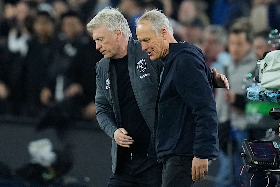West Hams Manager David Moyes (l) umarmt Freiburgs Cheftrainer Christian Streich nach dem Spiel.  