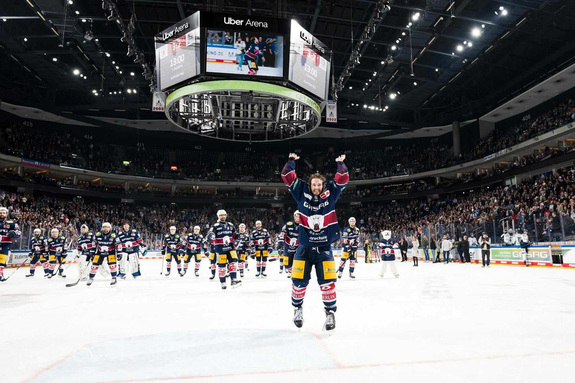 Eisbär Ty Ronning macht auch nach dem Spiel ganz allein die Welle.