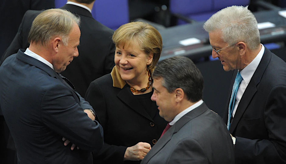 ARCHIV - Merkel und Trittin (l) kennen sich aus vielen Jahren parlamentarischer Arbeit.  