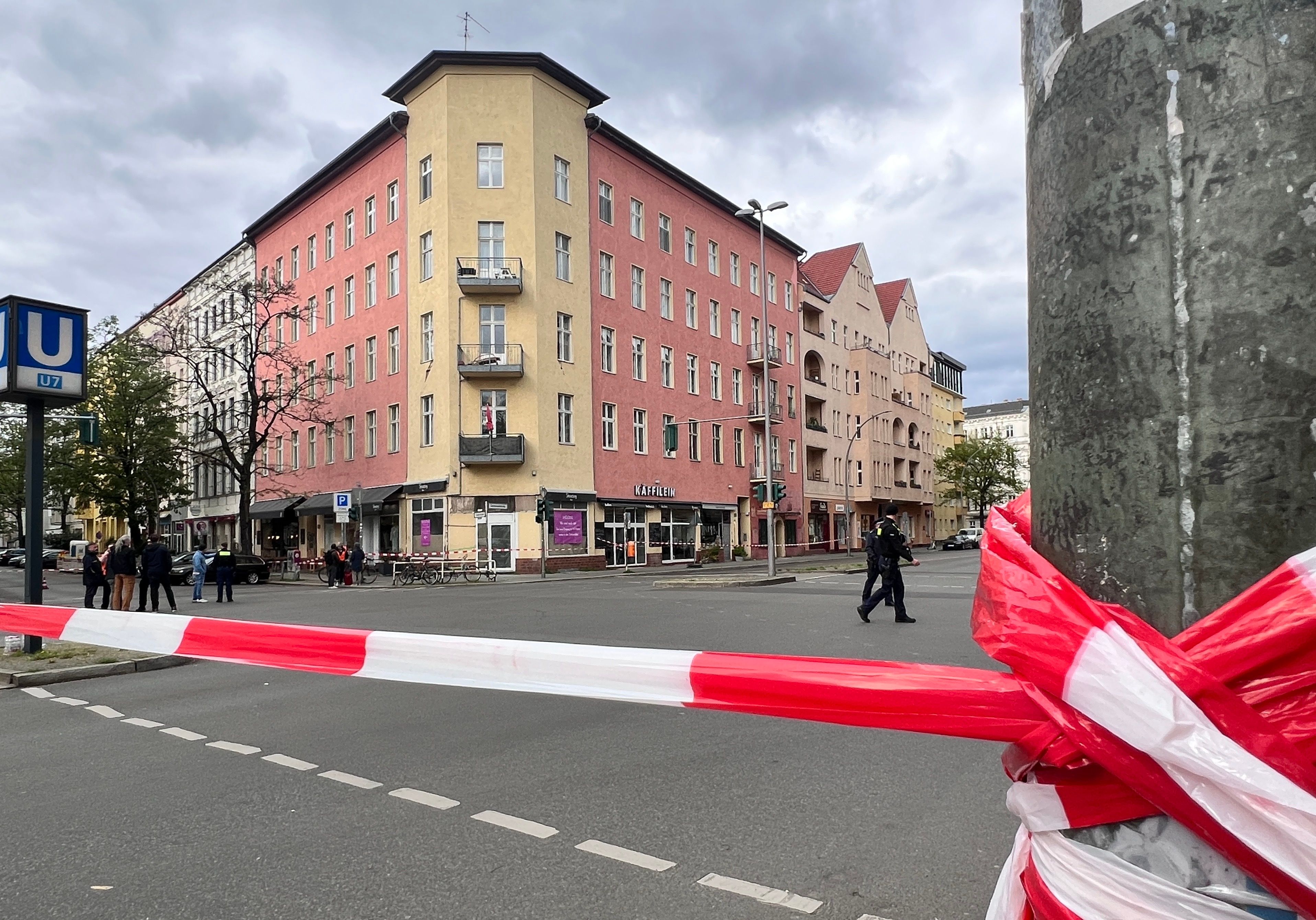 Einsturzgefahr! Wohnhaus-Horror in Schöneberg: Mieter evakuiert, U-Bahn ausgebremst