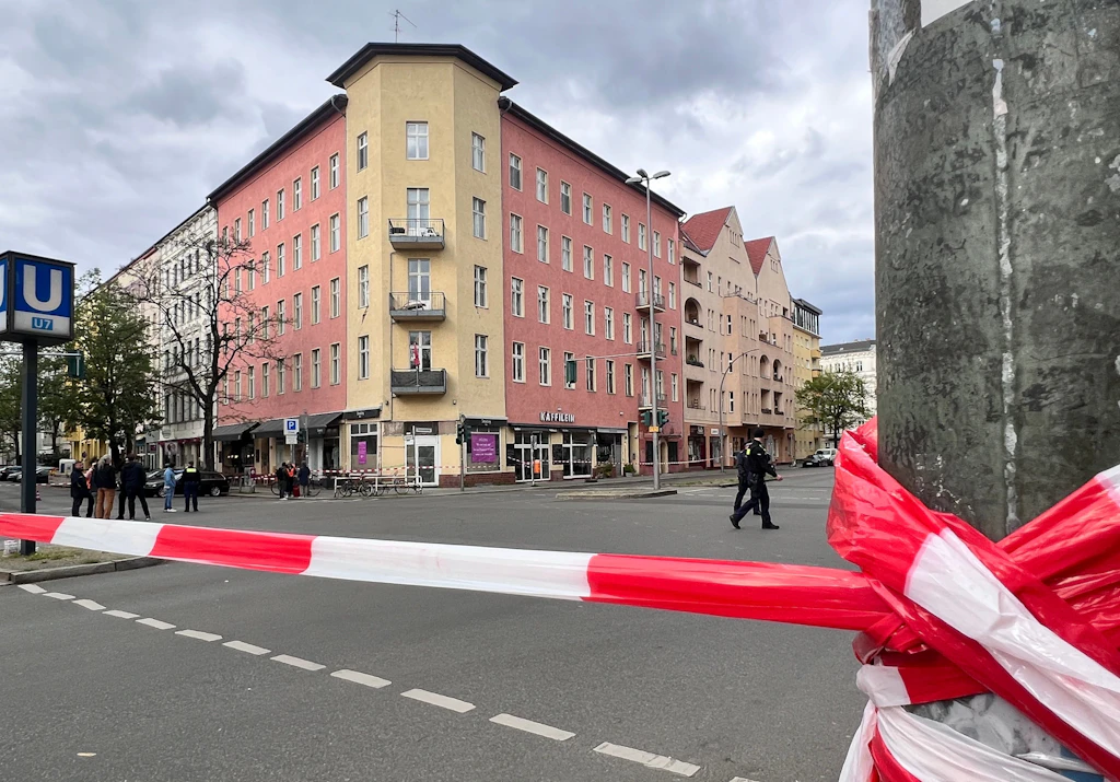 Einsturzgefahr! Wohnhaus-Horror in Schöneberg: Mieter evakuiert, U-Bahn ausgebremst
