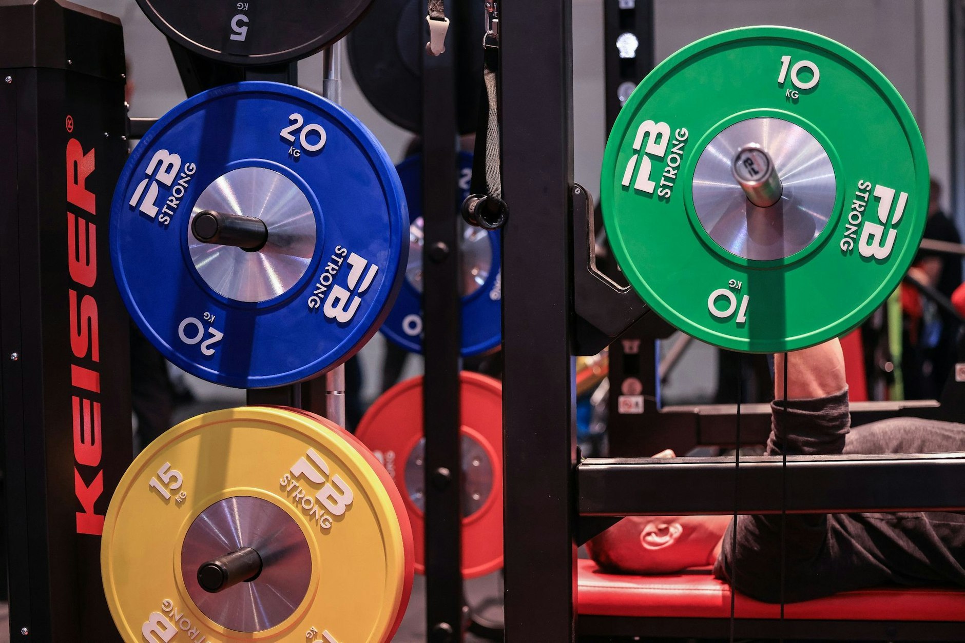 ARCHIV - Die Fitnessbranche hofft auf neue Einnahmequellen durch künftige Senioren.  