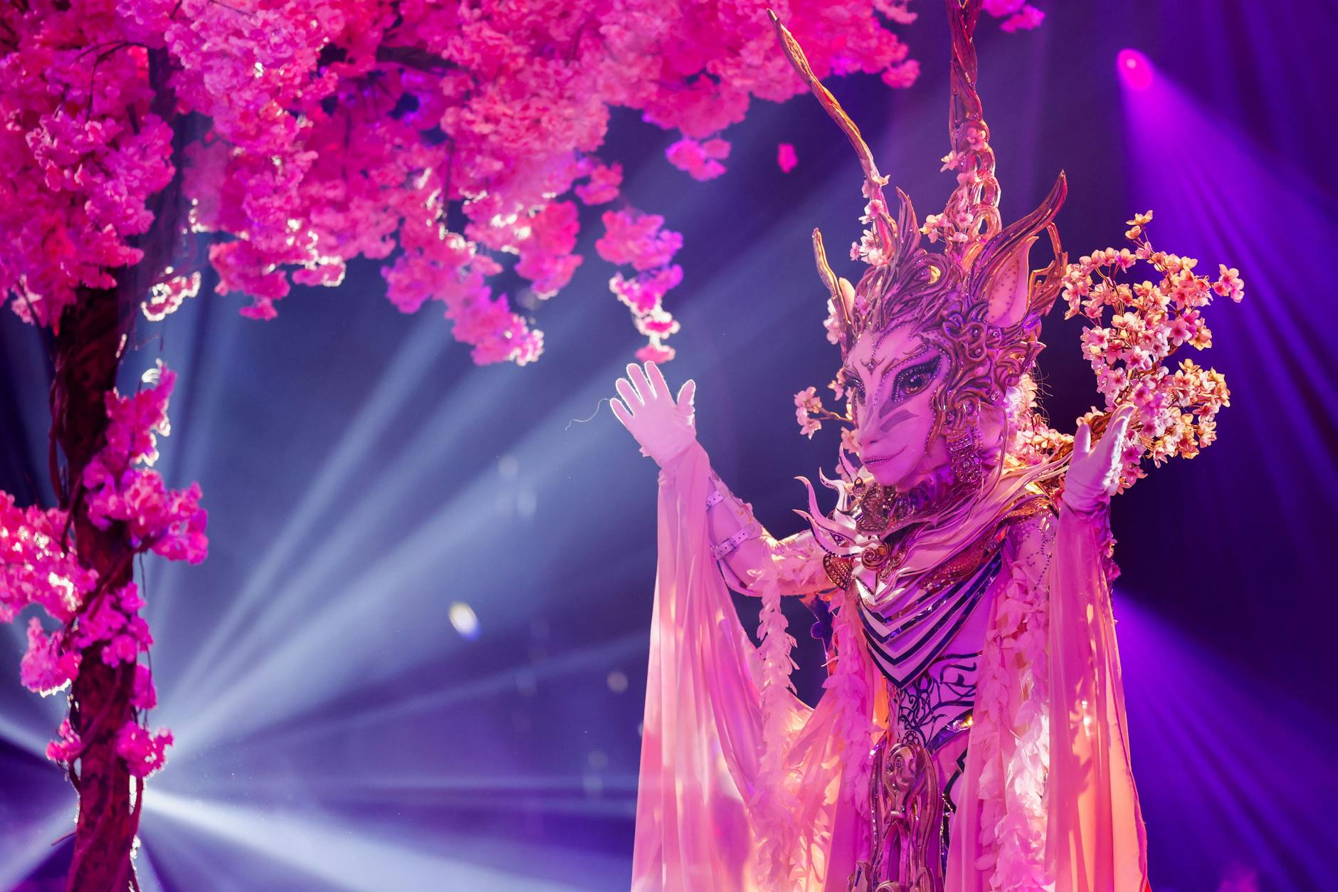 Fabelwesen Elgonia auf der Bühne von The Masked Singer. Im Kostüm soll eine Profi-Sängerin stecken.