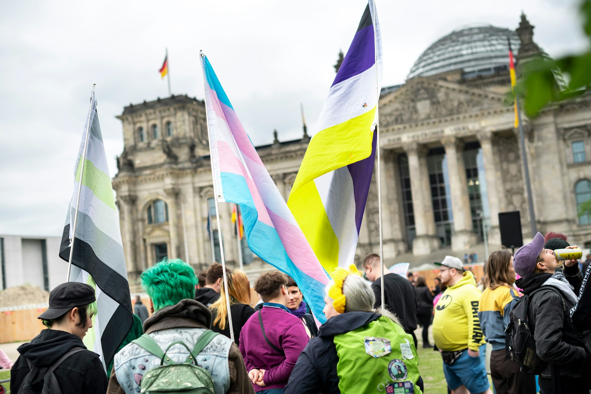 Vor dem Reichstagsgebäude gab es am Freitag Kundgebungen mehrerer Gruppen zur Verabschiedung des Selbstbestimmungsgesetzes. Viele aus der queeren Community halten es für einen Grund zum Feiern – aber sehen auch noch viel Luft nach oben.