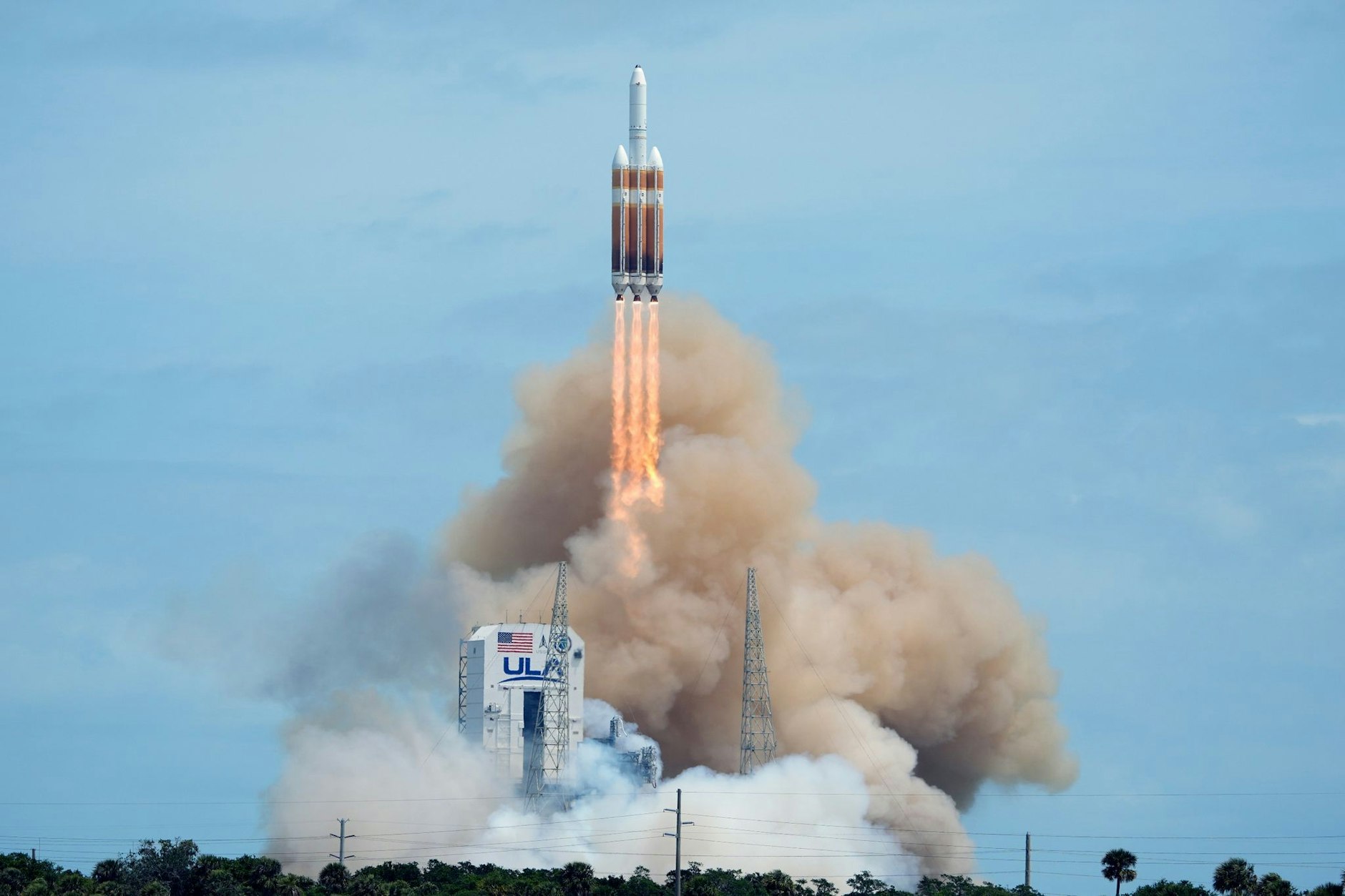 Spannender letzter Flug: Diese Rakete vom Typ Delta IV Heavy hat eine geheime Spionagesatellitenladung für das US National Reconnaissance Office dabei.  