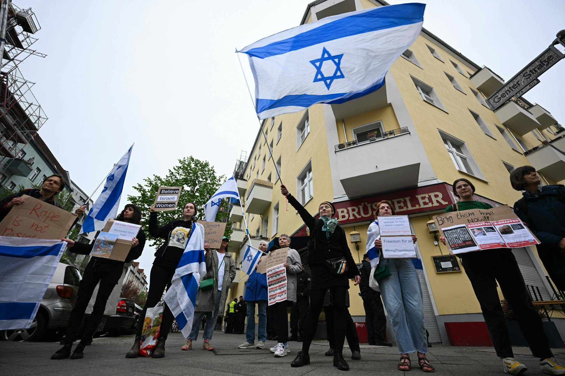 Pro-Israëlische demonstranten protesteren tegen het Palestijnse Congres.
