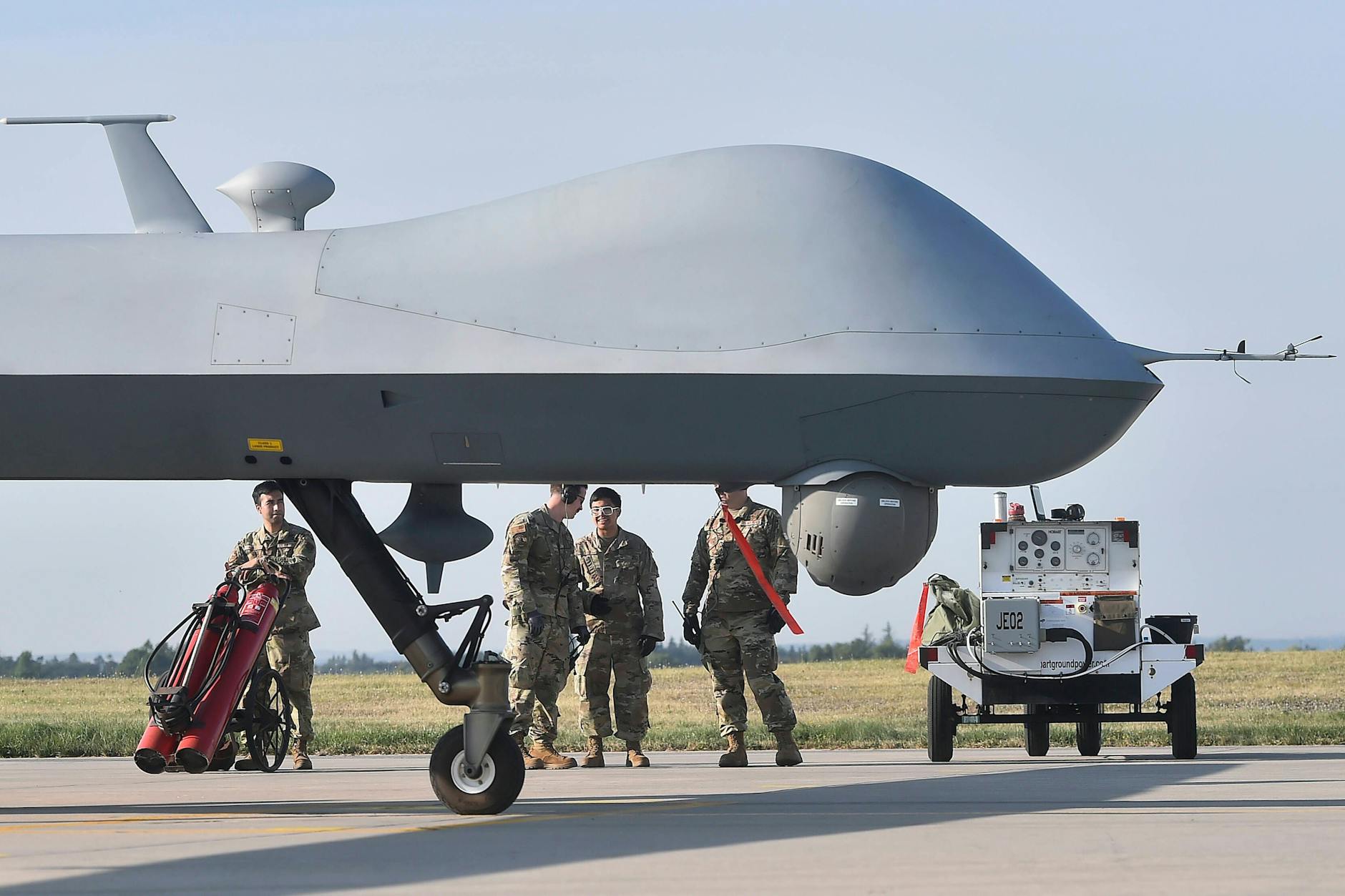 Soldaten bei einer internationalen Übung in Tschechien. Im Vordergrund eine Drohne.