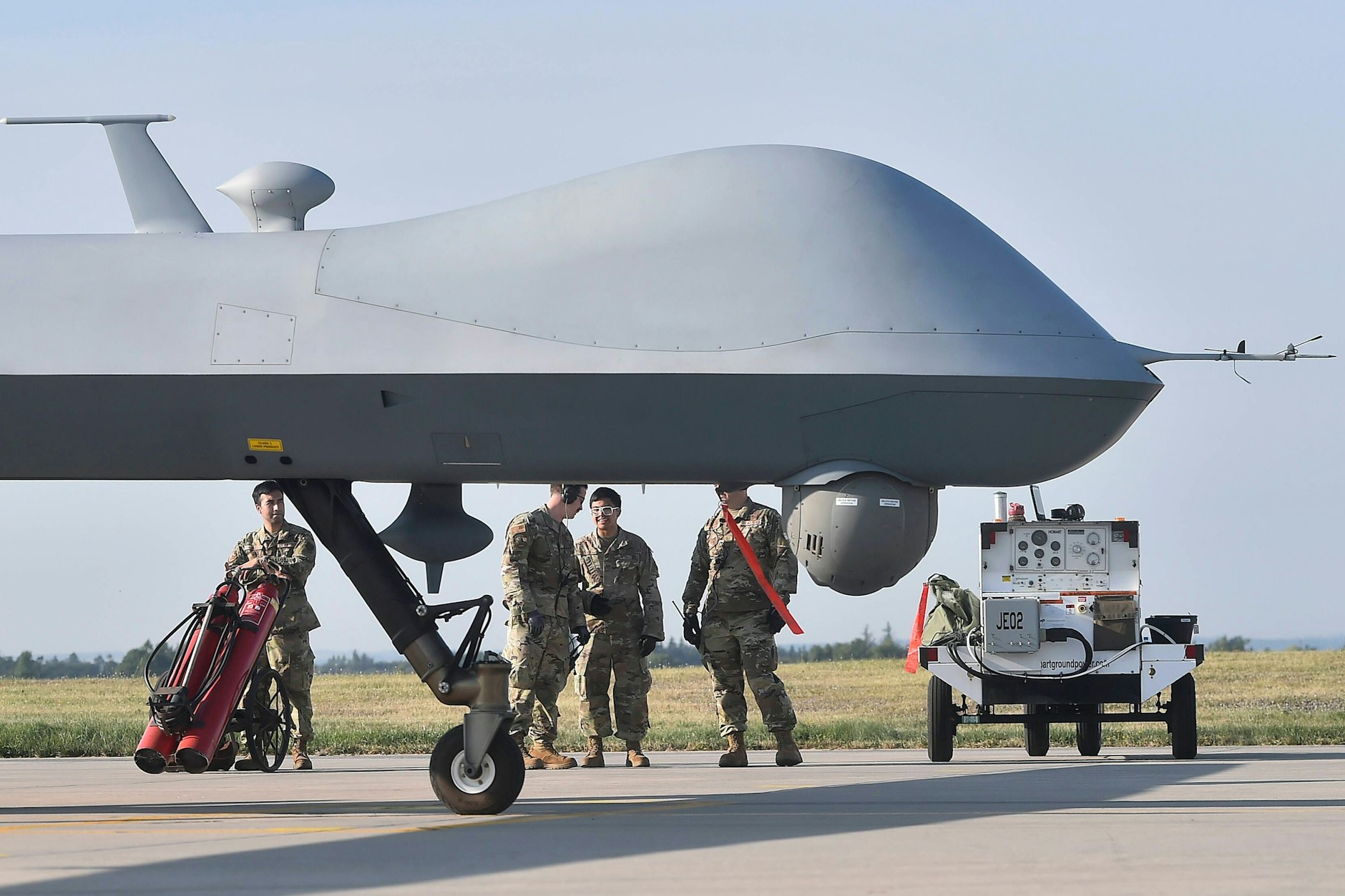 Soldaten bei einer internationalen Übung in Tschechien. Im Vordergrund eine Drohne.