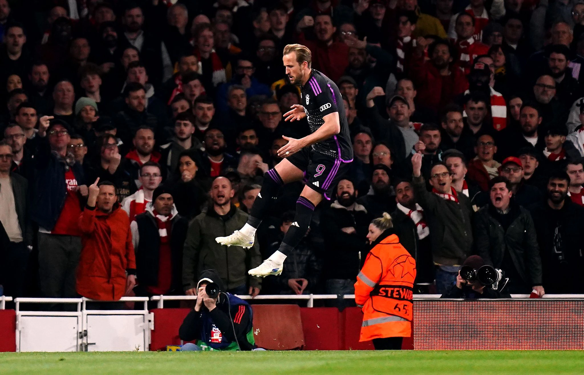 Im Viertelfinal-Hinspiel der Champions League zwischen Arsenal London und Bayern München jubelt Harry Kane über seinen Elfmetertreffer zum zwischenzeitlichen 1:2 für den deutschen Rekordmeister. Die Fans von Arsenal ärgert