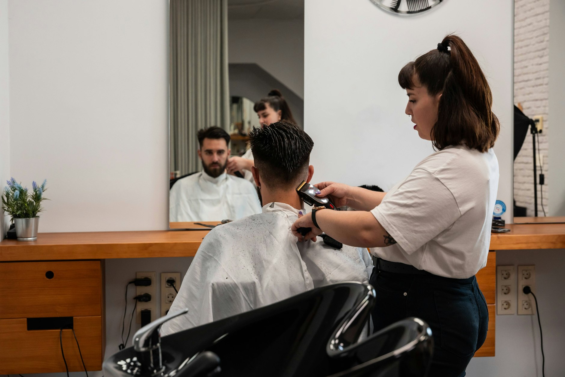Ob bei Friseuren, Tischlern oder Bäckern: Viele Betriebe suchen händeringend nach Mitarbeitern.