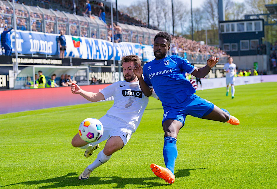 Elversbergs Manuel Feil (l) und Daniel Heber vom 1. FC Magdeburg im Zweikampf.  a