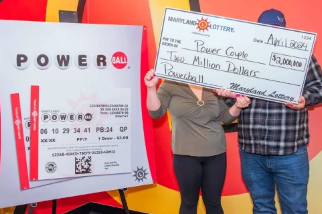 Das Ehepaar aus dem Bundesstaat Maryland mit ihrem Gewinnscheck will lieber anonym bleiben.