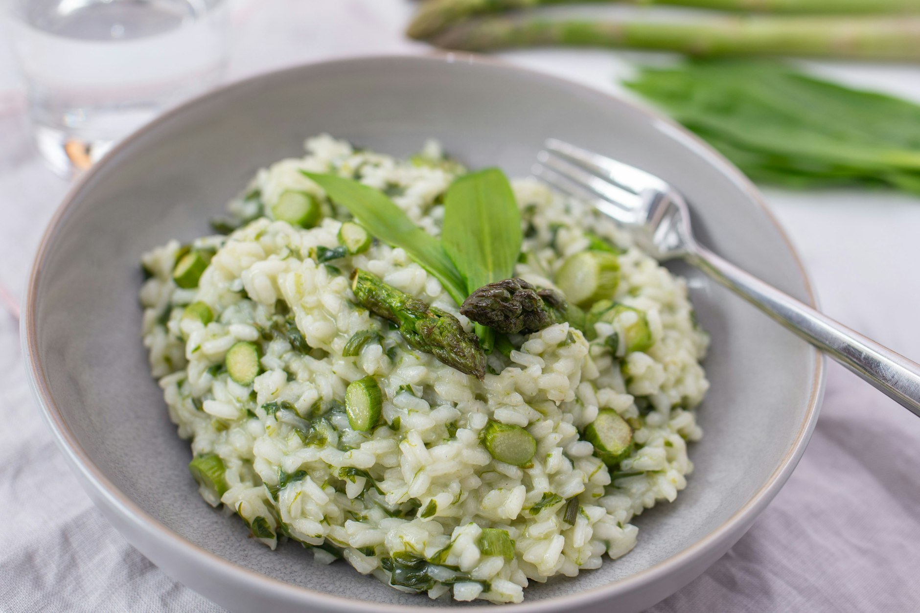 Neben gekochtem Spargel mit Sauce hollandaise zählt das Spargelrisotto zu den absoluten Klassikern der Spargelsaison.
