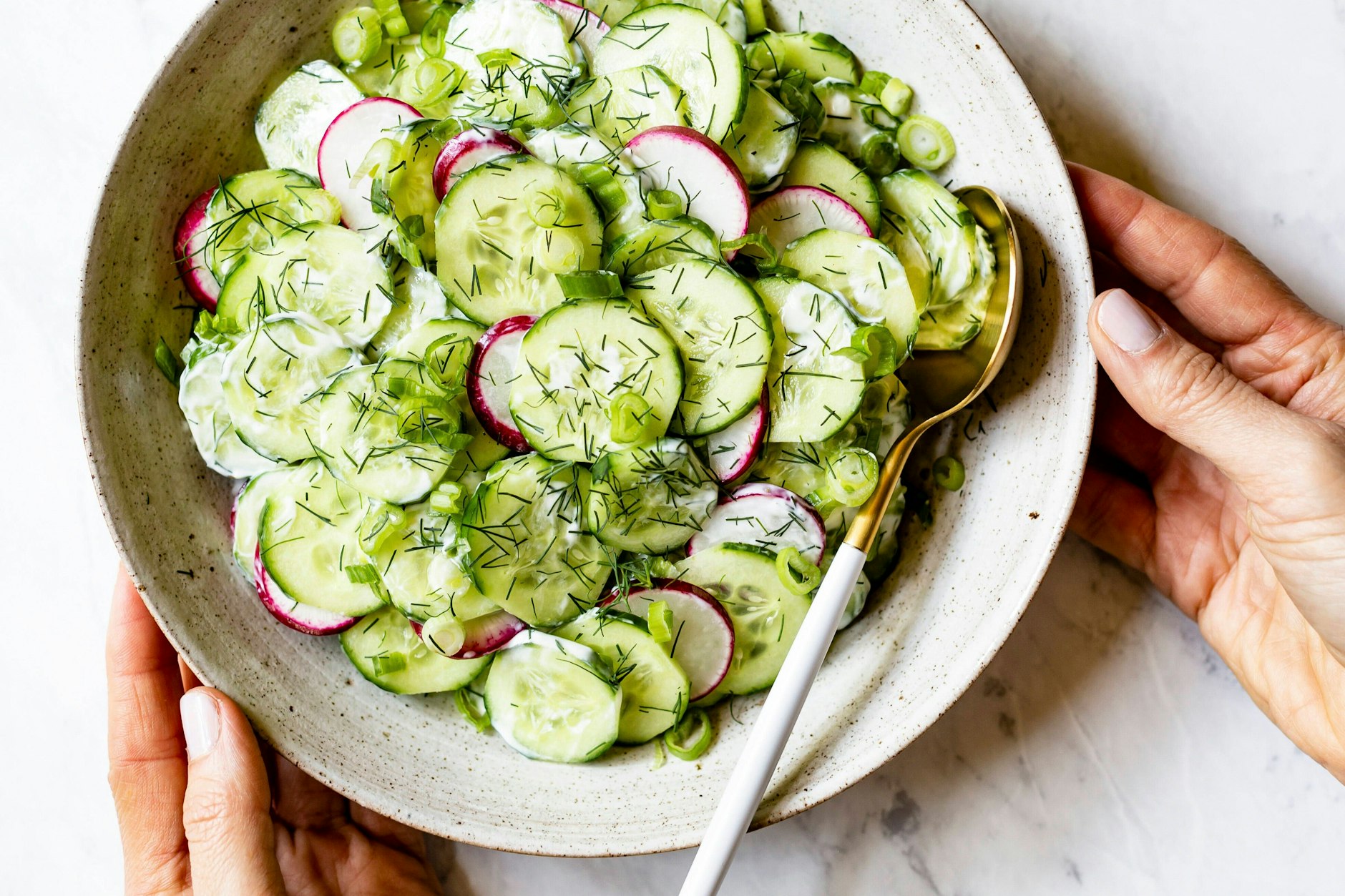 Lecker, leicht und frisch: Omas cremiger Gurkensalat ist ein Rezept für alle, die beim Grillen trotzdem auf Kalorien achten wollen.