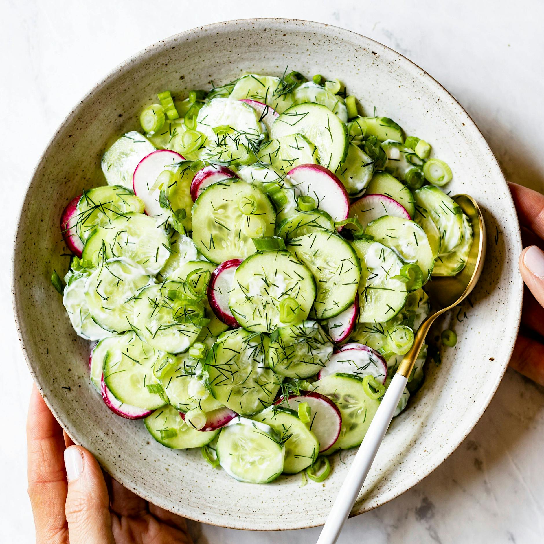 Rezept für Omas cremigen Gurkensalat: Grill-Genuss zum Abnehmen!