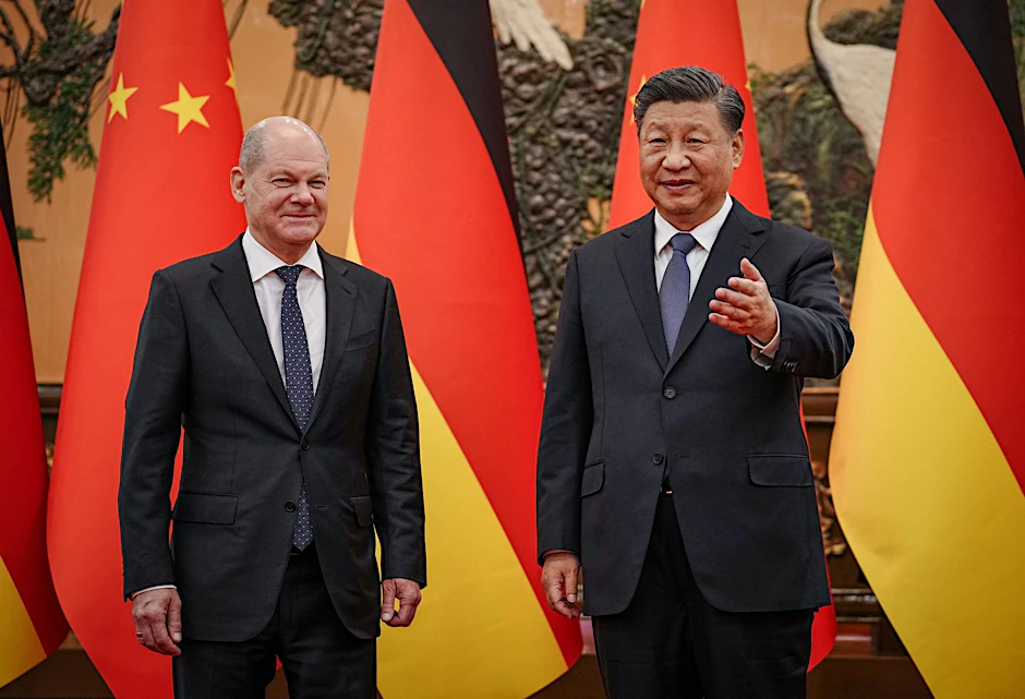 ARCHIV - Chinas Präsident Xi Jinping empfängt Bundeskanzler Olaf Scholz im November 2022 in Peking.  