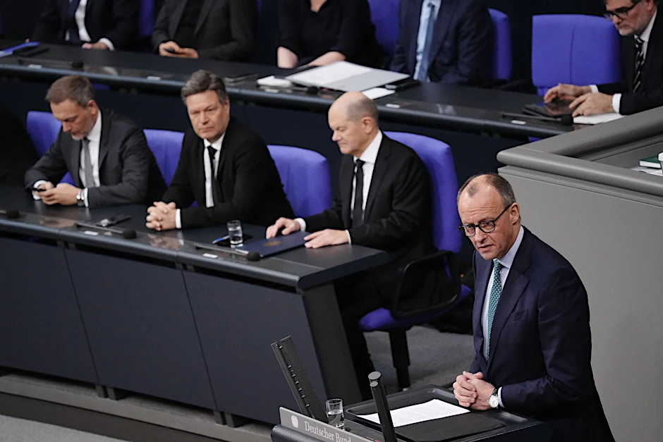 ARCHIV - Merz (v.r.n.l.), Scholz, Habeck und Lindner verlieren laut einer Untersuchung Vertrauen in der gesellschaftlichen Mitte.  