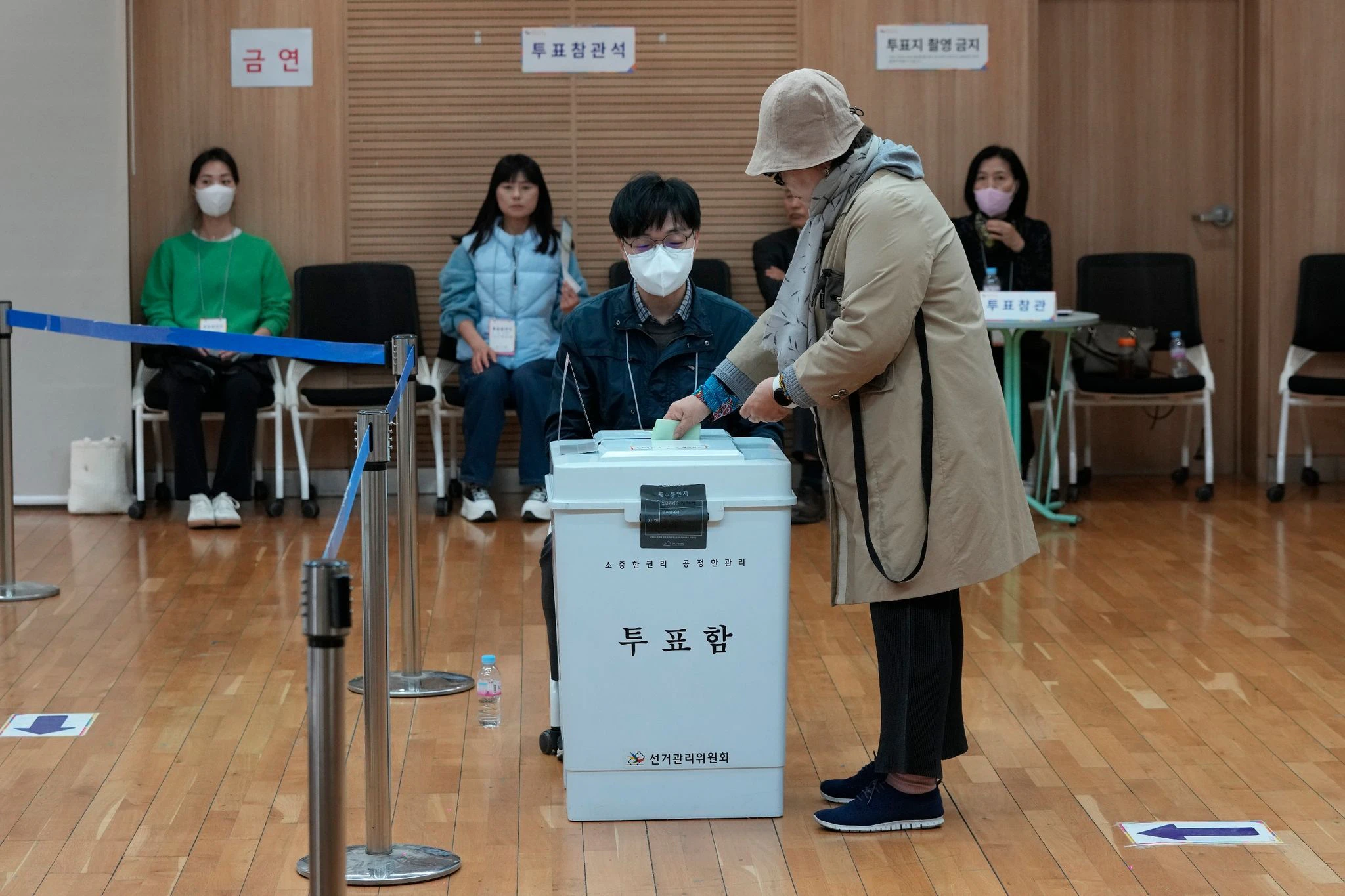 In Südkorea wird ein neues Parlament gewählt. In Asiens viertgrößter Volkswirtschaft können gut 44,25 Millionen Menschen ihre Stimme abgeben.  