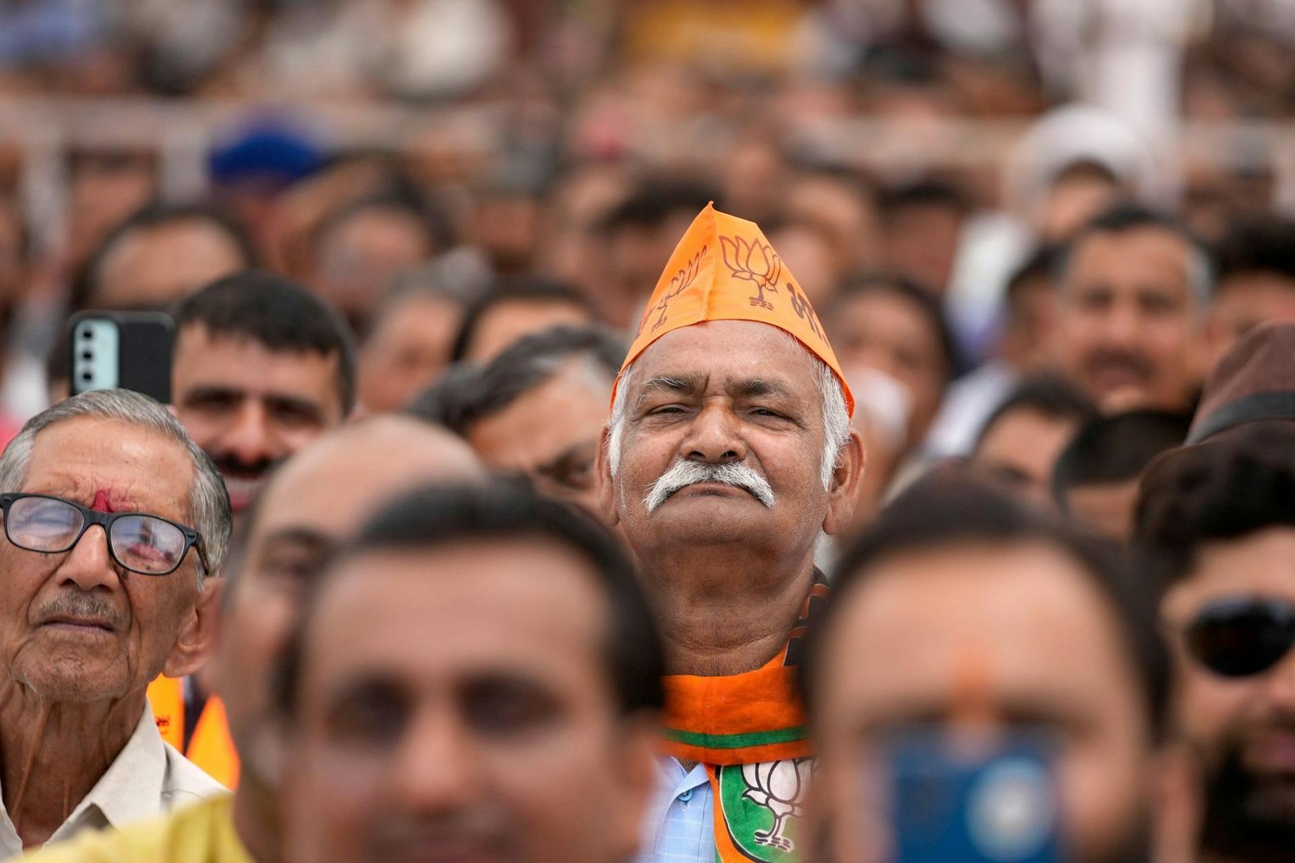 Anlässlich der bevorstehenden Parlamentswahlen in Indien verfolgen Anhänger der Parteien im ganzen Land Kundgebungen - so wie auf diesem Bild von der Bharatiya Janata Party in der nördlichen Stadt Jammu.