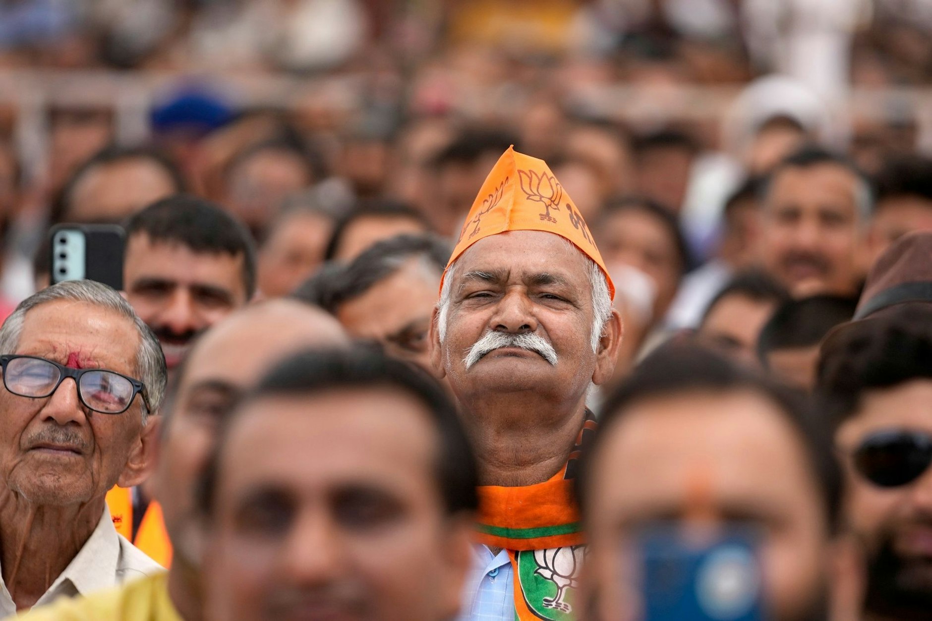 Anlässlich der bevorstehenden Parlamentswahlen in Indien verfolgen Anhänger der Parteien im ganzen Land Kundgebungen - so wie auf diesem Bild von der Bharatiya Janata Party in der nördlichen Stadt Jammu.  